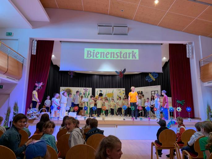 Urheber:in: Ines Fellinger Bienenstark-02
